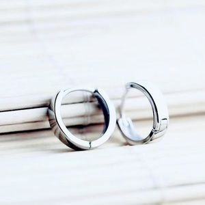 14K White Gold Huggie Hoop Earrings